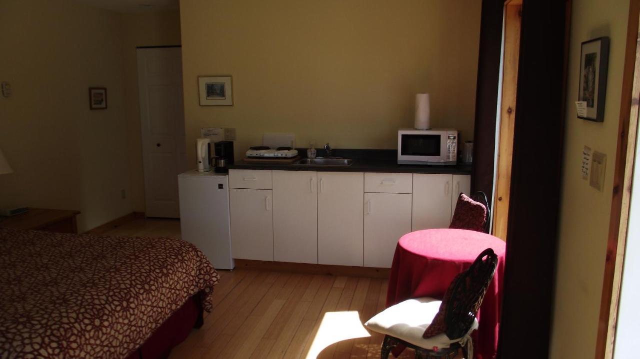 Secret Cove Cottage Suites Halfmoon Bay Экстерьер фото